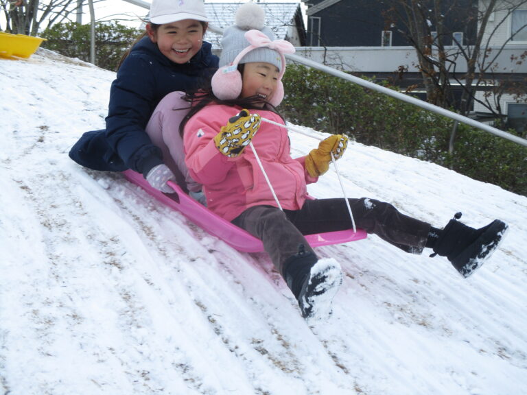 雪だ！そりだ！そり滑りだ！