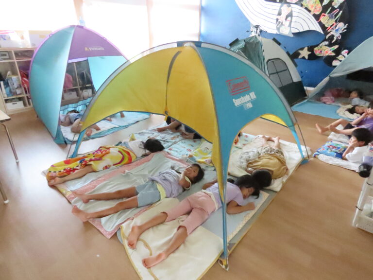 キャンプごっこ